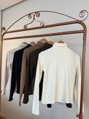 Blusa Cacharrel Gola Alta Aveludada Naira